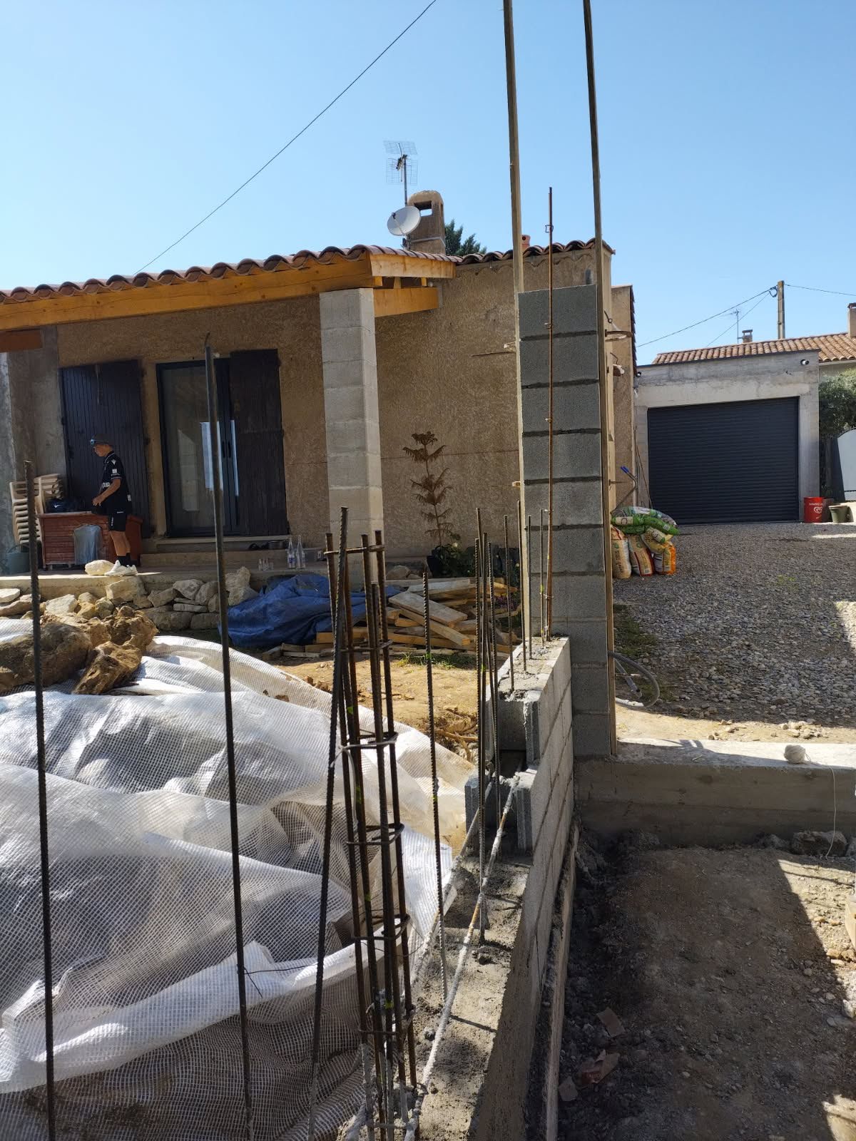 Extension avec poteaux béton et structure traditionnelle